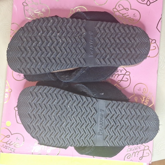 Absolutely adorable Girls Bear Paw Sandals - Picture 3 of 6